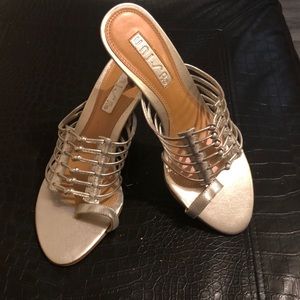 UNISA SILVER METALLIC TOE STRAP SANDALS